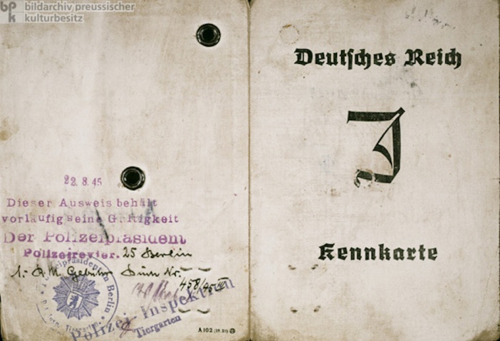 Vorder- und RÅckseite einer Kennkarte fÅr Juden, ausgegeben in Berlin, 1939.